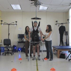 "Paraplegico torna a camminare dopo anni di paralisi"