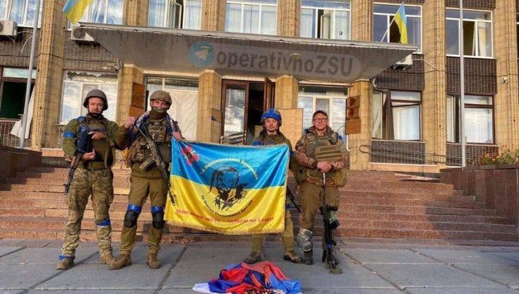 Ucraina - Russia, le news dalla guerra oggi. Russi in fuga. Kadyrov critica Mosca, Macron chiama Putin