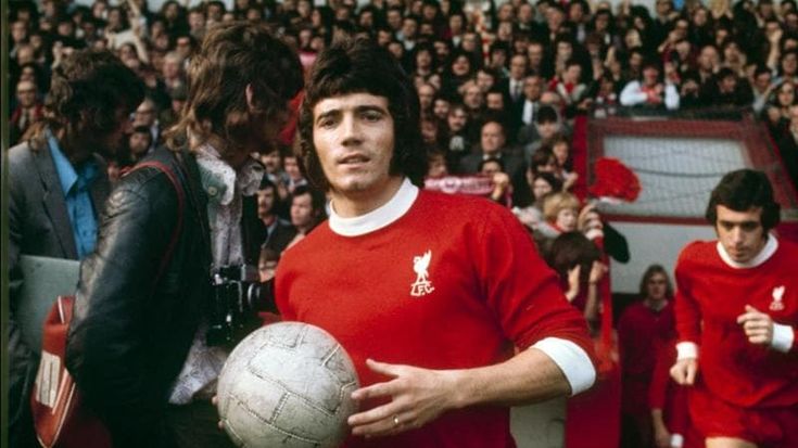 Dribbling, gol e riccioli. Il calcio piange Keegan, leggenda d’Inghilterra
