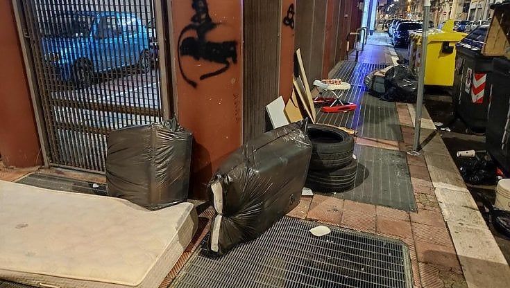 Bari, rifiuti sul marciapiede al quartiere Libertà: pneumatici, materasso, calcinacci. "Sono lì dal 1° maggio"