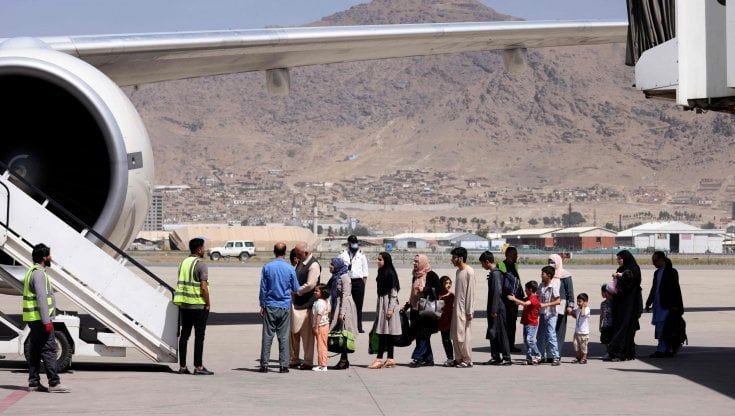 Afghanistan, atterra a Kabul il primo volo commerciale internazionale. L'Iran: "Il nuovo governo afghano non è inclusivo"