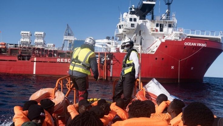 A Carrara la Ocean Viking con 95 migranti: "Una struttura temporanea per i minori non accompagnati"