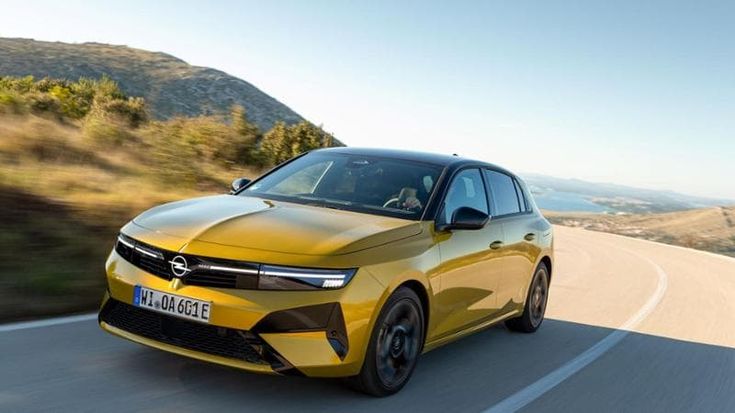 Opel Astra, moderna nel segno della tradizione con i super fari e tutte le motorizzazioni. Come va