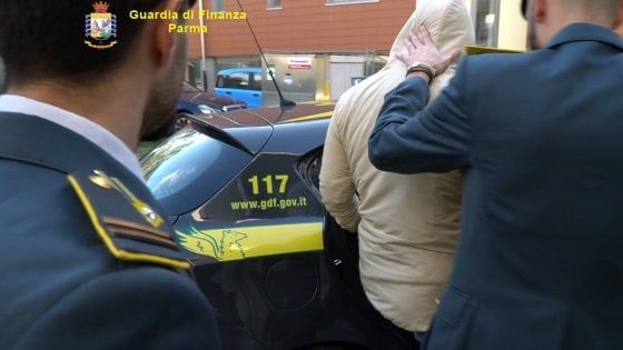 In ventisette stipati in un furgone: un arresto a Parma per immigrazione clandestina