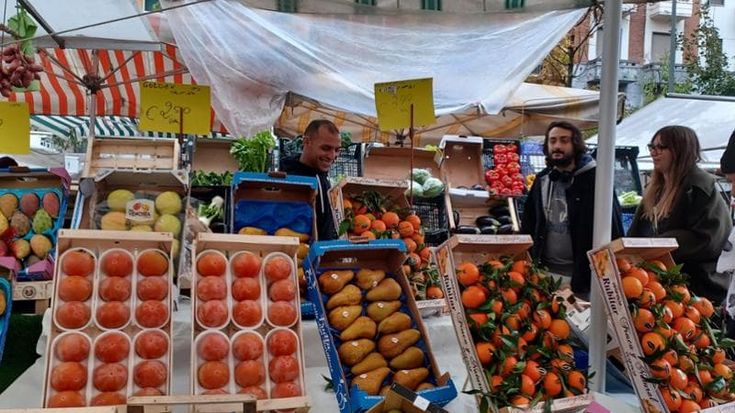 Dal Marocco all’Italia, Sayd Ayane e il suo banco al mercato: “Una vita a scaricare cassette, ora sono titolare e ho assunto un’italiana”
