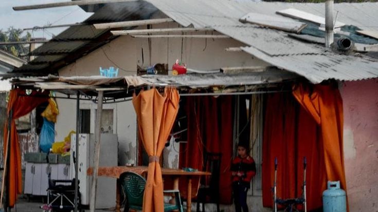 Campo rom di Scampia: “In estate via le famiglie e parte la bonifica”