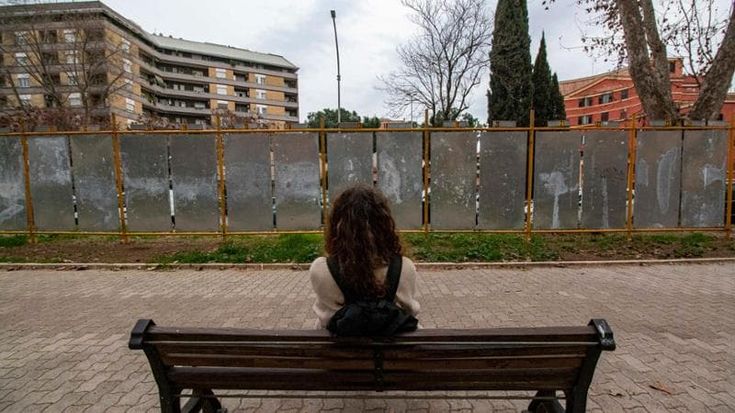 Quegli ospiti poco graditi fra le aiuole e sui marciapiedi: “Chi li guarda più i manifesti?”