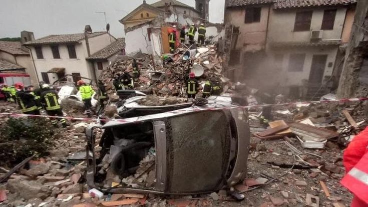 Esplosione alle porte di Roma, crolla una palazzina: estratte vive tre persone, salvo anche un cane. “Sembrava un terremoto”