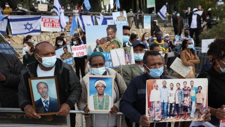 Israele accoglie una comunità di ebrei d'Etiopia: a Tel Aviv sbarcati i primi 300