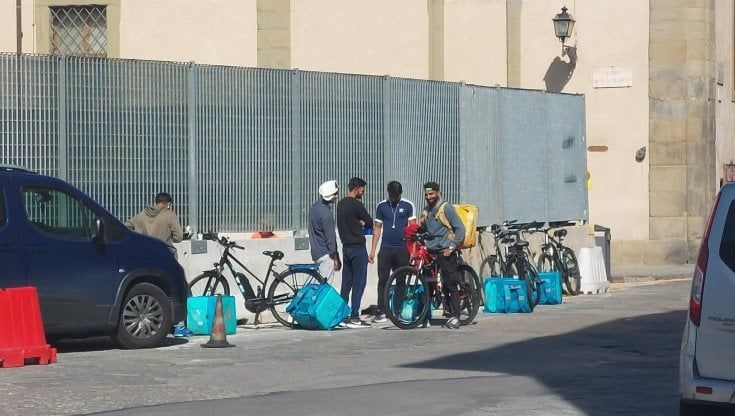 Rider morto, i colleghi tra rabbia e dolore “Siamo costretti a correre, troppe consegne”