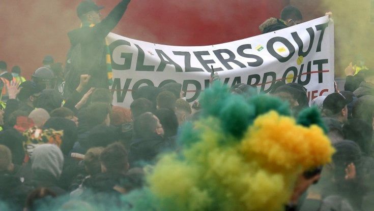 Inghilterra, altra protesta dei tifosi dello United ma la gara con il Liverpool stavolta si gioca e vincono i Reds