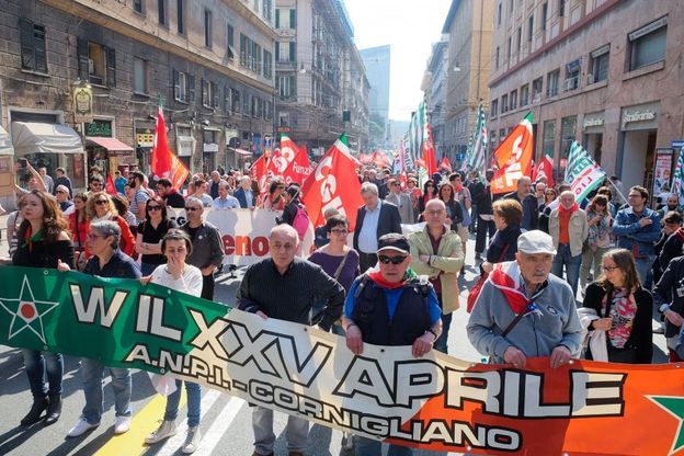 Il 25 Aprile a Genova, folla al corteo, fischi al sindaco, l'Anpi critica i contestatori