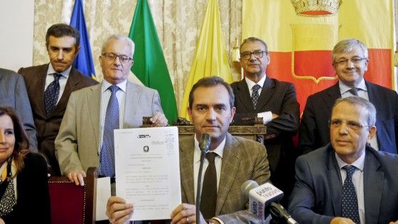 De Magistris torna a fare il sindaco, il Tar accoglie il suo ricorso