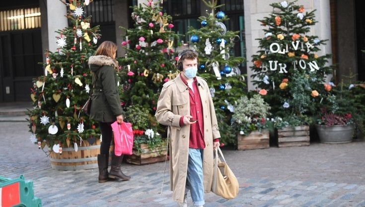 Gb, per Natale lockdown duro a Londra: la nuova variante del Covid circola più velocemente