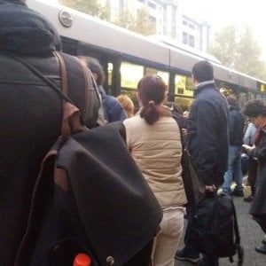 Torino, metropolitana in tilt, mezzi sostitutivi troppo piccoli e in ritardo