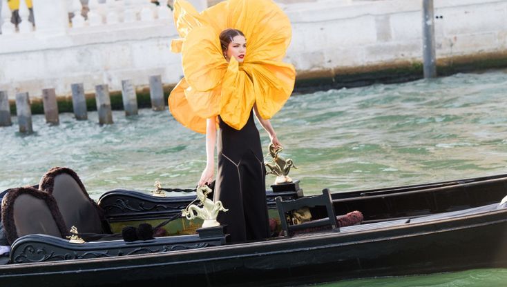 Dolce & Gabbana a Venezia: le modelle arrivano in gondola
