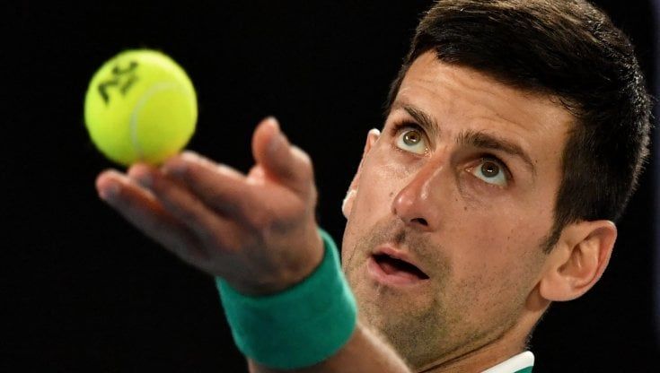 Djokovic bloccato a Melbourne, scatta il respingimento.. Lui fa ricorso, la Serbia convoca l'ambasciatore australiano