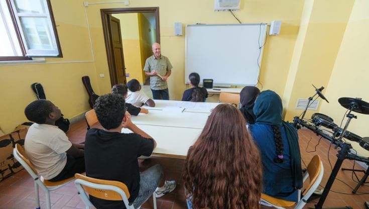 Tetto sugli stranieri in classe, coinvolti in Sicilia 31 mila studenti. Il no dei professori