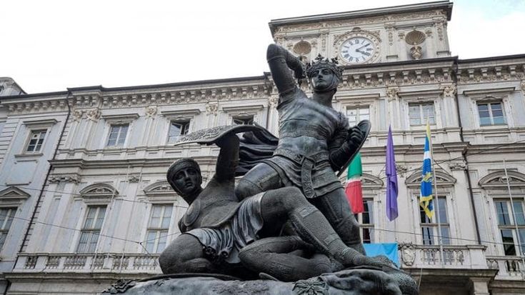 Via la licenza ai grandi evasori: giro di vite del Comune su Imu e Tari