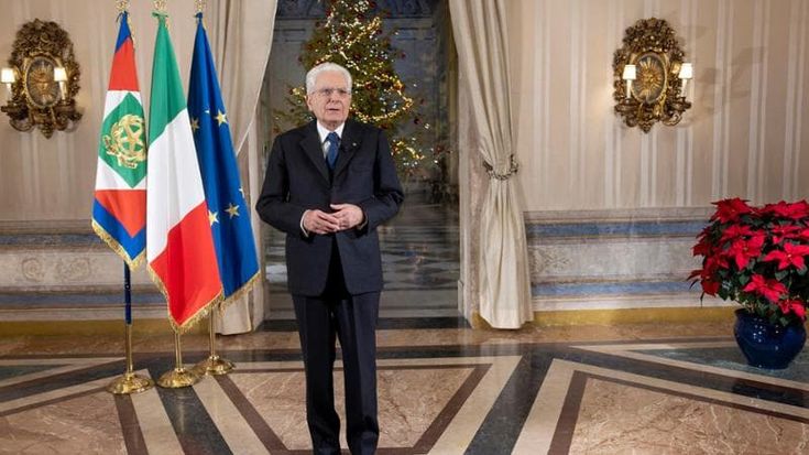 Più partecipazione e meno social, la ricetta di Mattarella per ravvivare la democrazia: “Non dobbiamo farci vincere da rassegnazione o indifferenza”
