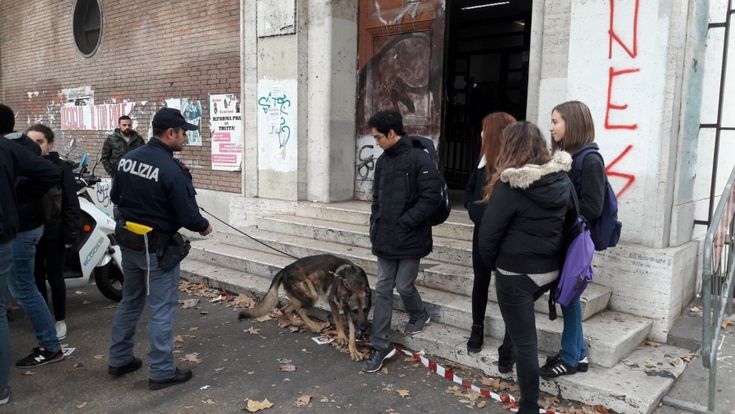 La preside: “Noi circondati dai pusher, ma i cani non salvano i ragazzi dalla droga”