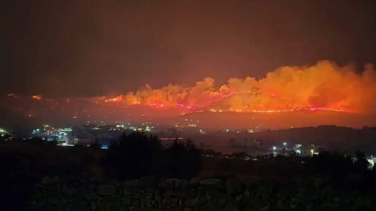 Incendi in Grecia, morti tre pompieri. A Paros turisti evacuati in dieci zone