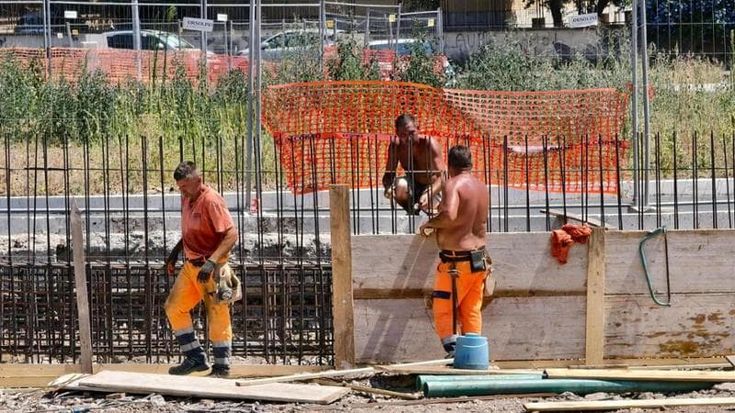 I cantieri non si fermano, la denuncia della Cgil: “Si lavora nelle ore proibite”