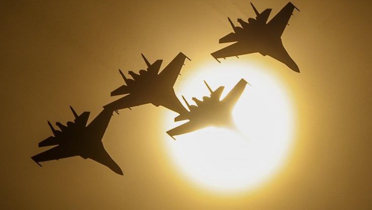 Jet e sottomarini atomici, le manovre del Cremlino allarmano l'Occidente
