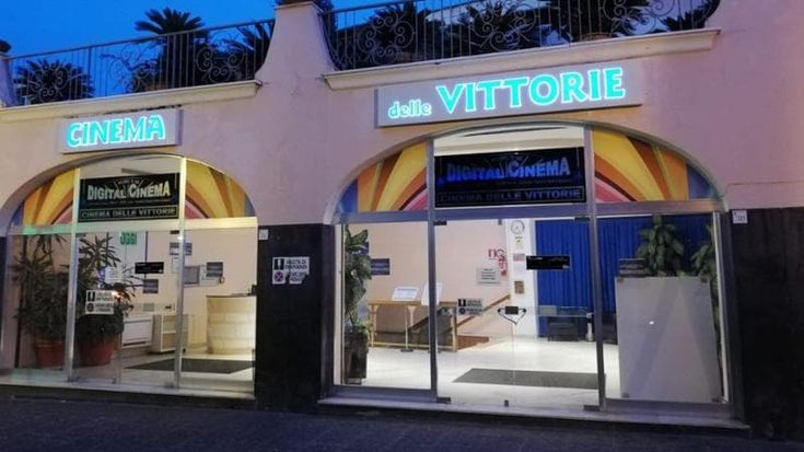 Ischia, il cinema Delle Vittorie chiude per sempre con Zalone. “Pieno una volta all’anno non basta”