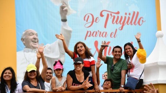 Il Papa in Perù: "Lottare contro la piaga del femminicidio"