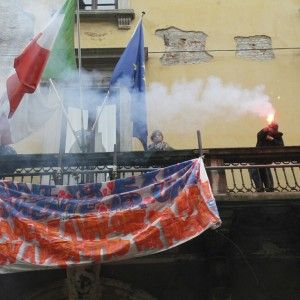 Milano, blitz anti Expo di studenti e antagonisti: prima i fumogeni, poi si dialoga