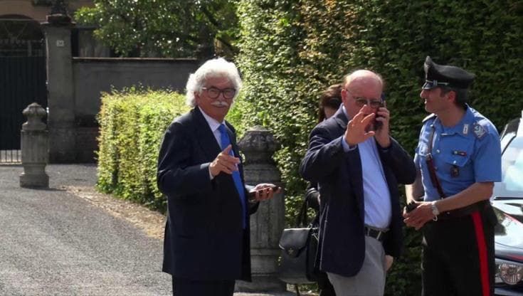  Boldi e Razzi bloccati ad Arcore: non vengono fatti entrare nella camera ardente di Berlusconi