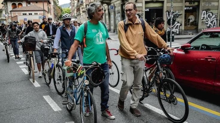 “Basta ciclisti morti in strada”: 250 prof scrivono al sindaco
