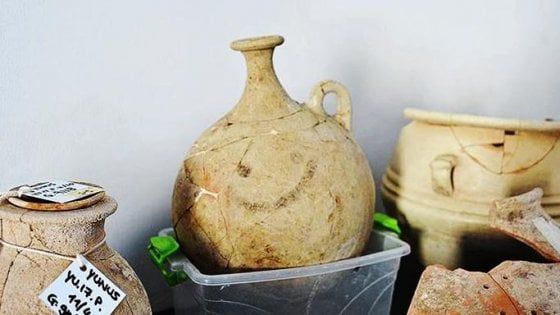 Turchia, ecco il primo 'emoji' della storia: la faccetta su una brocca di 3700 anni fa