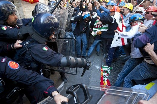 Alcoa, corteo e scontri<br />tensione davanti al ministero