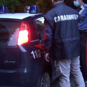 Rubano l'auto dei genitori di lei e travolgono la gazzella dei carabinieri che li insegue: arrestato 17enne, denunciata la fidanzata 16enne