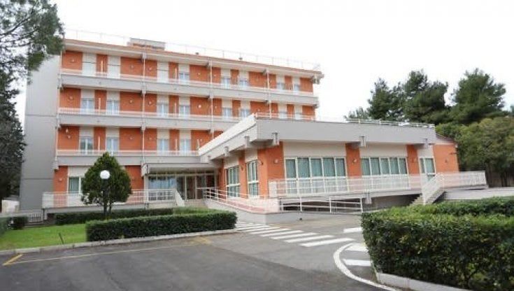 Coronavirus, a Foggia tutti contagiati i 70 ospiti di una Rsa. I parenti: "Situazione terribile all'interno, abbiamo portato noi l'ossigeno"