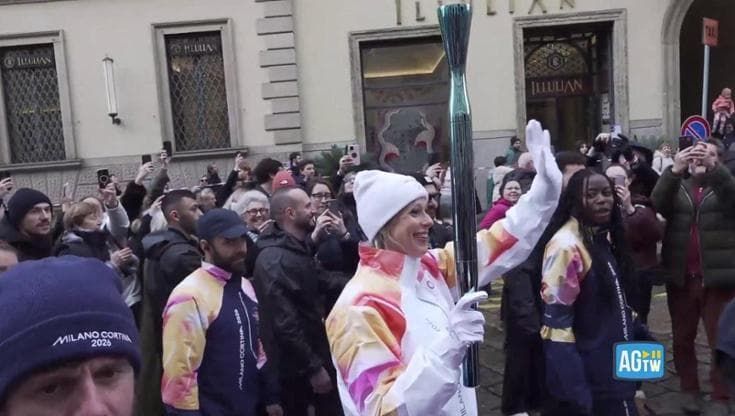 Milano Cortina, Federica Pellegrini tedofora applaudita dalla folla