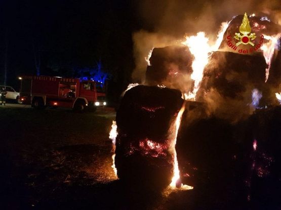 Monghidoro, vasto incendio di rotoballe in un'azienda agricola