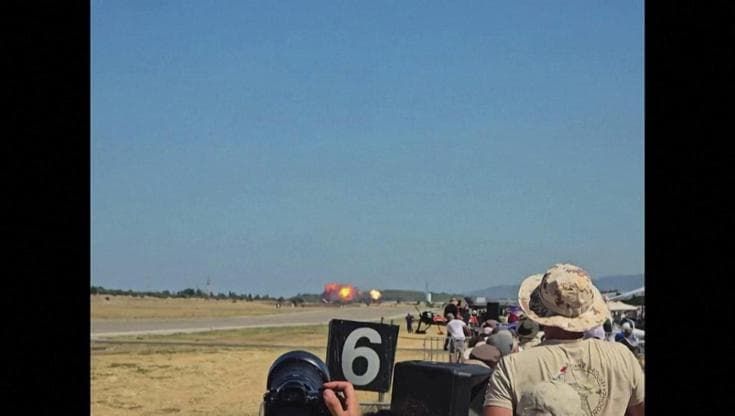 Grecia, caccia F-4 Phantom precipita durante un air show a Tanagra: morti pilota e navigatore