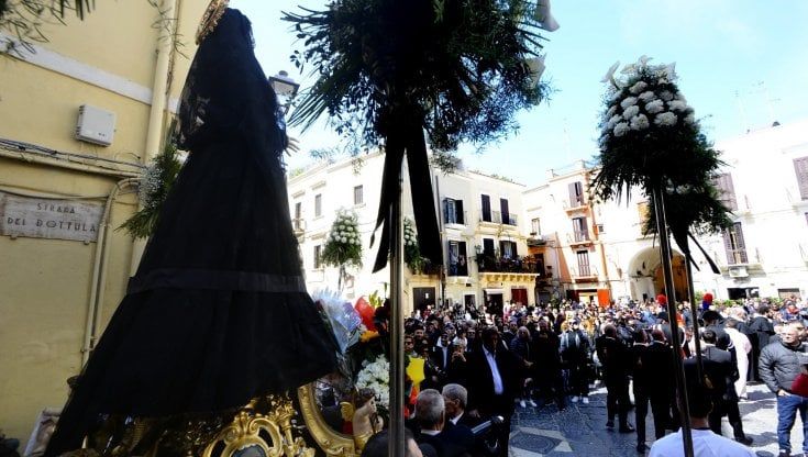 Bari, la processione dei misteri attraversa le strade della città tra la folla di fedeli e turisti. In serata la Via Crucis