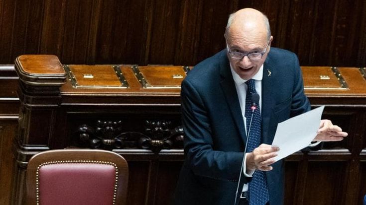Busta con proiettile e minacce recapitata a Valditara