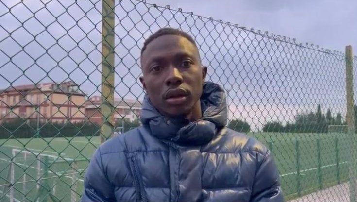 'Scimmia, torna nella giungla': insulti razzisti contro un calciatore 21enne che reagisce contro il pubblico e si sfoga: "Orgoglioso della mia pelle"