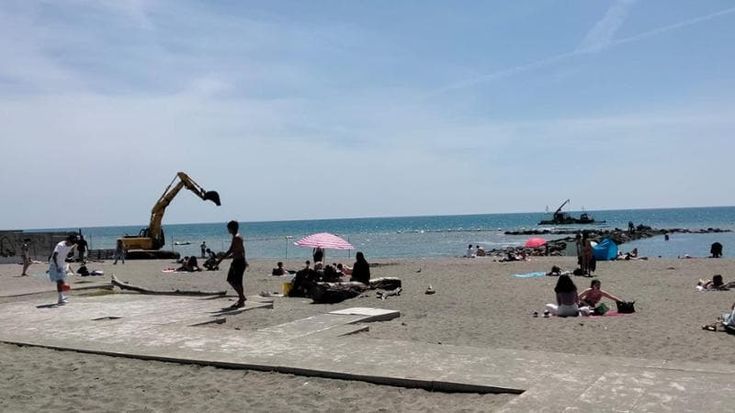 Ostia, ruspa al lavoro tra i bagnanti in spiaggia. La Regione: via alle verifiche