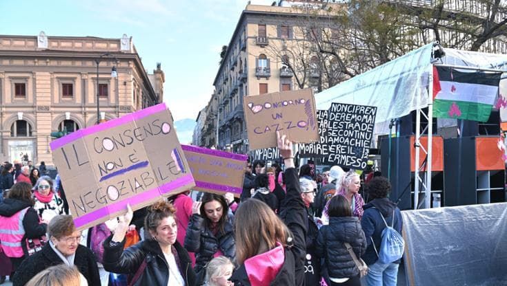 Diritti delle donne e no alla guerra, la marcia fucsia a Palermo