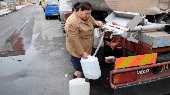 Veleni nell'acqua del rubinetto: malori e autobotti a Casamassima, il paese dove è vietato bere  