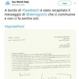 Migranti, l'equipaggio della "Sea watch" scrive a de Magistris: "Siamo commossi, ci sentiamo meno soli"