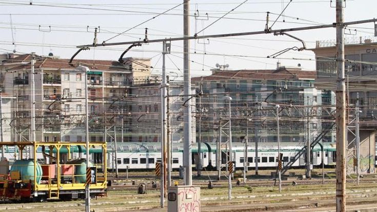 Troppi ritardi per i treni da Milano, le Ferrovie svizzere bacchettano Fs: “Serve puntualità, rimediate partendo prima”