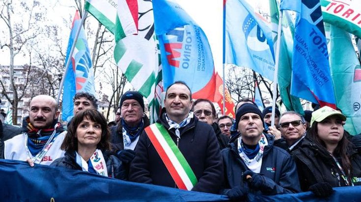 Sindacati e politici uniti in piazza per l’auto: “Salviamo l’industria”