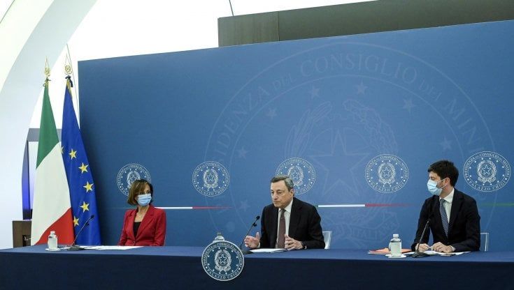 Covid, l'era del Green pass al via dal 6 agosto. Il governo: "Per non richiudere"
